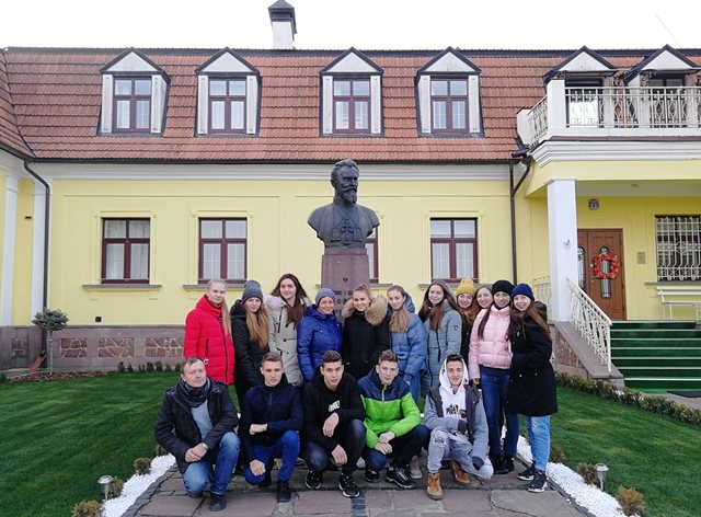 Біля погруддя Йосифу Сліпому